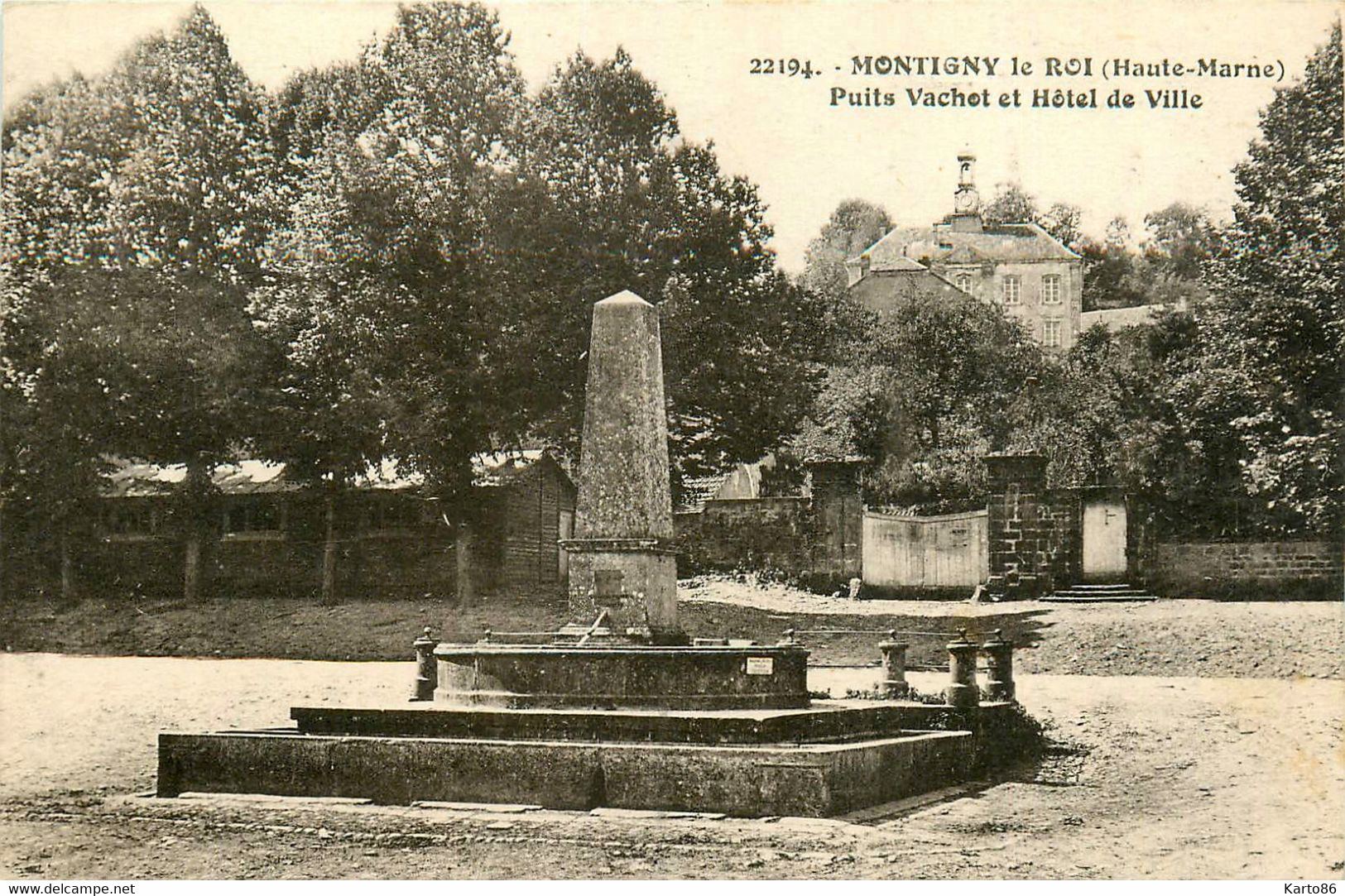 Montigny Le Roi * Place , Puits Vachot Et Hôtel De Ville - Montigny Le Roi