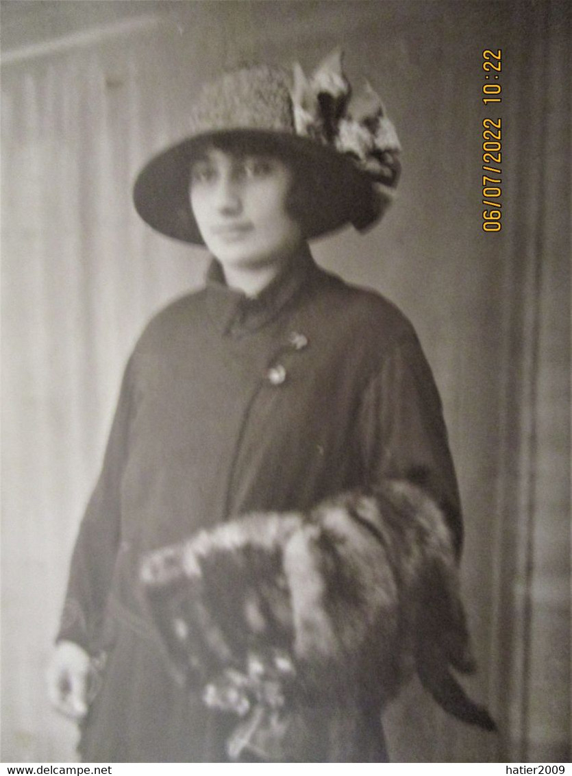 Carte Photo MODE - MODE Automne / Hiver 1911- Pelisse, Grand Manchon,  Chapeau Fleuri - Mode