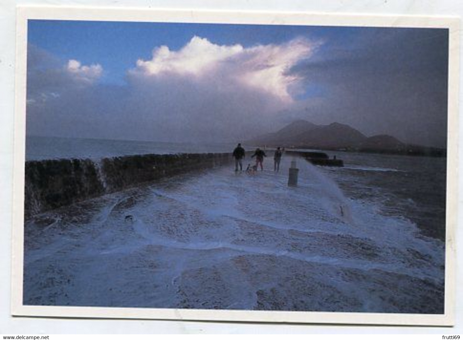 AK 066524 IRELAND - The Atlantic Spills Over The Harbour Wall At Louisburgh - Mayo