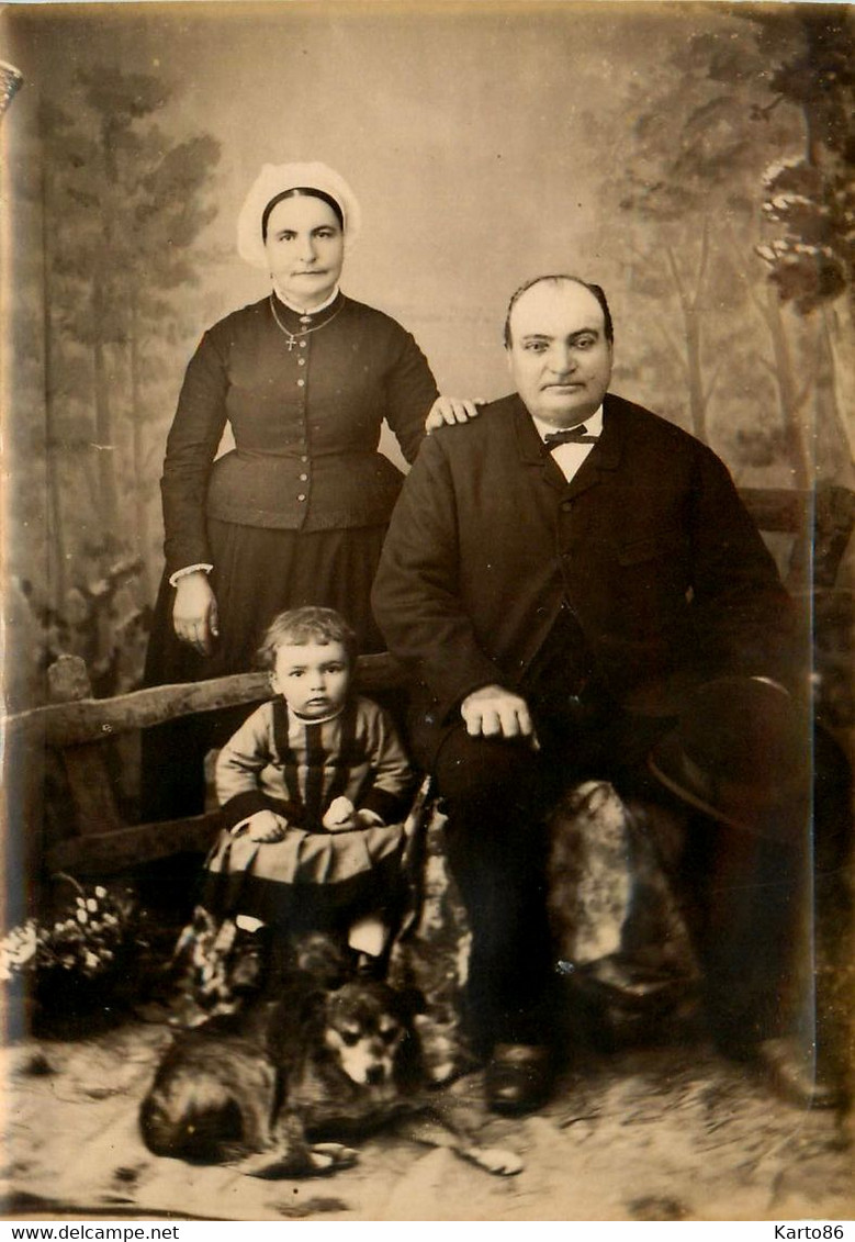 Moncoutant * Photo Ancienne Circa 1890/1900 * Famille Du Village , Coiffe Et Costume Deux Sèvres * Coiffes - Moncoutant