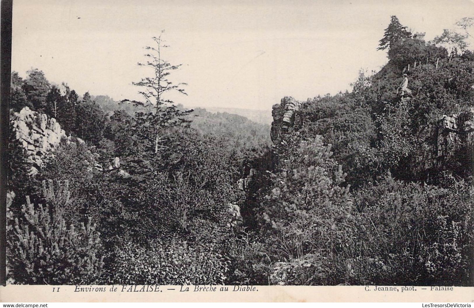 CPA - 14 - FALAISE - La Brèche Au Diable - Rocher - Falaise - Homme Assis Sur Un Rocher - Arbres - Falaise