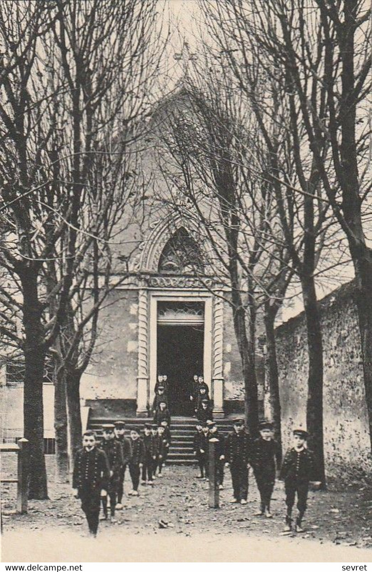 ANGERS. - Institution St-julien D'Angers - Sortie De La Chapelle.  Carte RARE - Angers