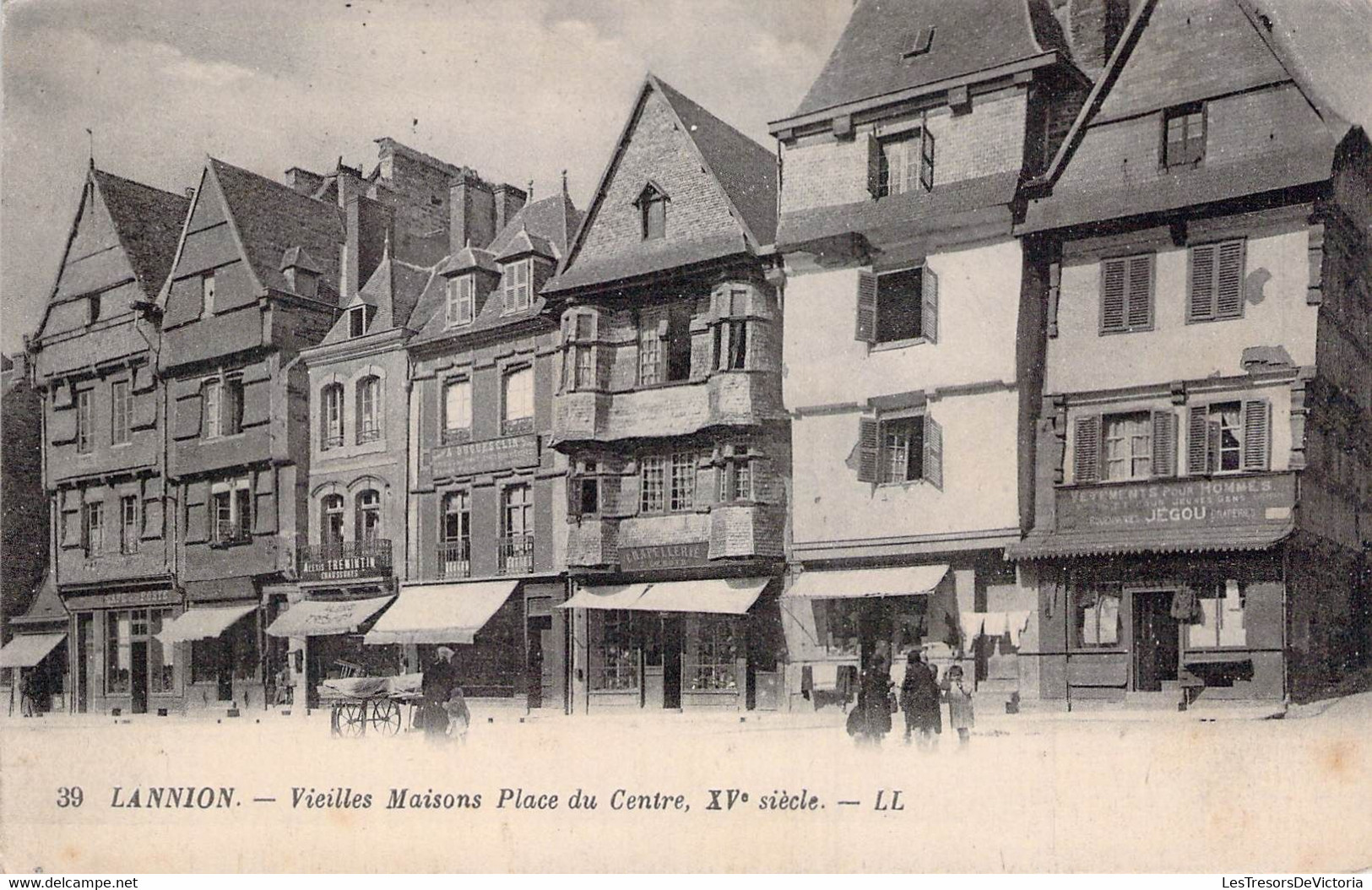 CPA - 22 - LANNION - Animée - Vieilles Maisons Place Du Centre - Chapellerie LENOIR - Café De La Poste - Alexis TREMINTI - Lannion