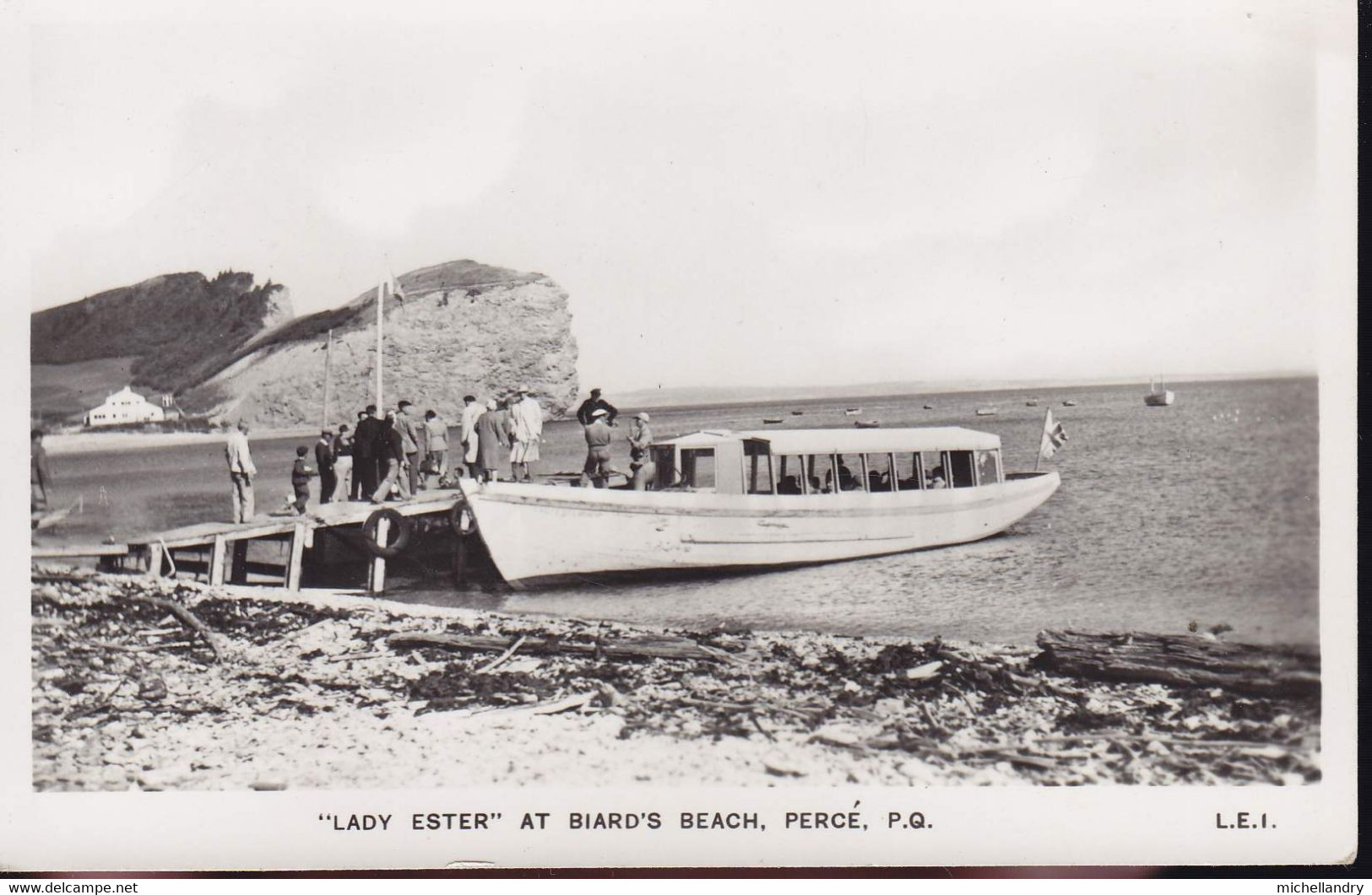 Carte Postal (122207) B/W Lady Ester At Biard’s Beach, Percé, P.Q. Sans Timbre Ni écriture - Gaspé