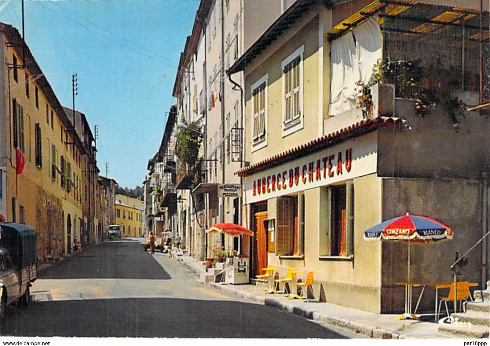 06 - L'ESCARENE Restaurant L'AUBERGE Du CHATEAU ( Vue Extérieure Et La Petite Terrasse ) CPA Village 1979 - Alpes Mme - L'Escarène