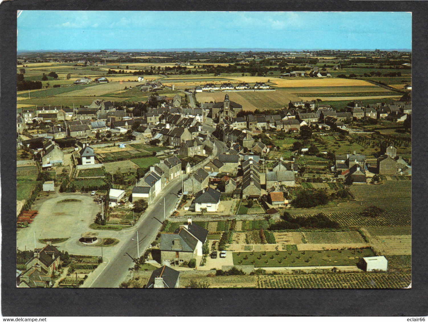 35 - Saint Coulomb : Le Bourg - Vue D'ensemble Aérienne  CPM Année 1975 N°201 Edit Artaud - Saint-Coulomb