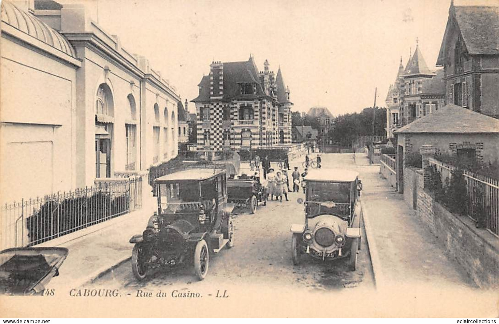 Cabourg         14         Rue Du Casino. Voitures Anciennes. Renault ? Citroën ?   (voir Scan) - Cabourg