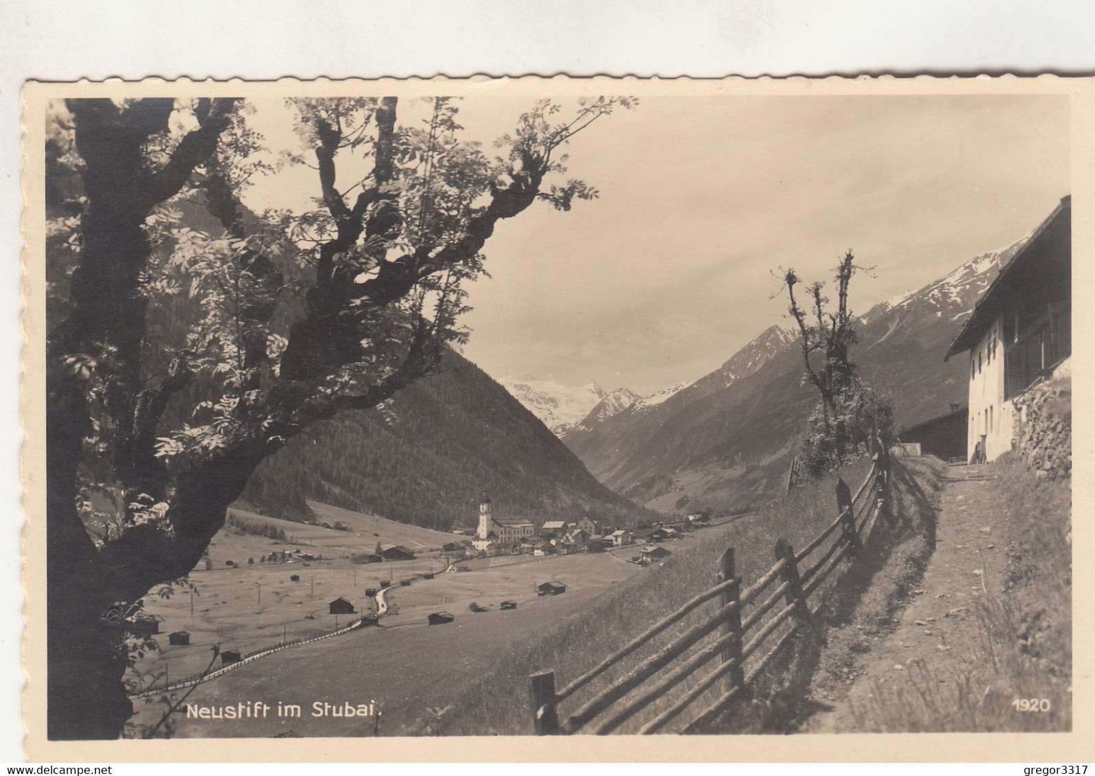 B4177) NEUSTIFT Im Stubai - Haus - Zaun Wegansicht - Blick Richtung Kirche ALT !! - Neustift Im Stubaital