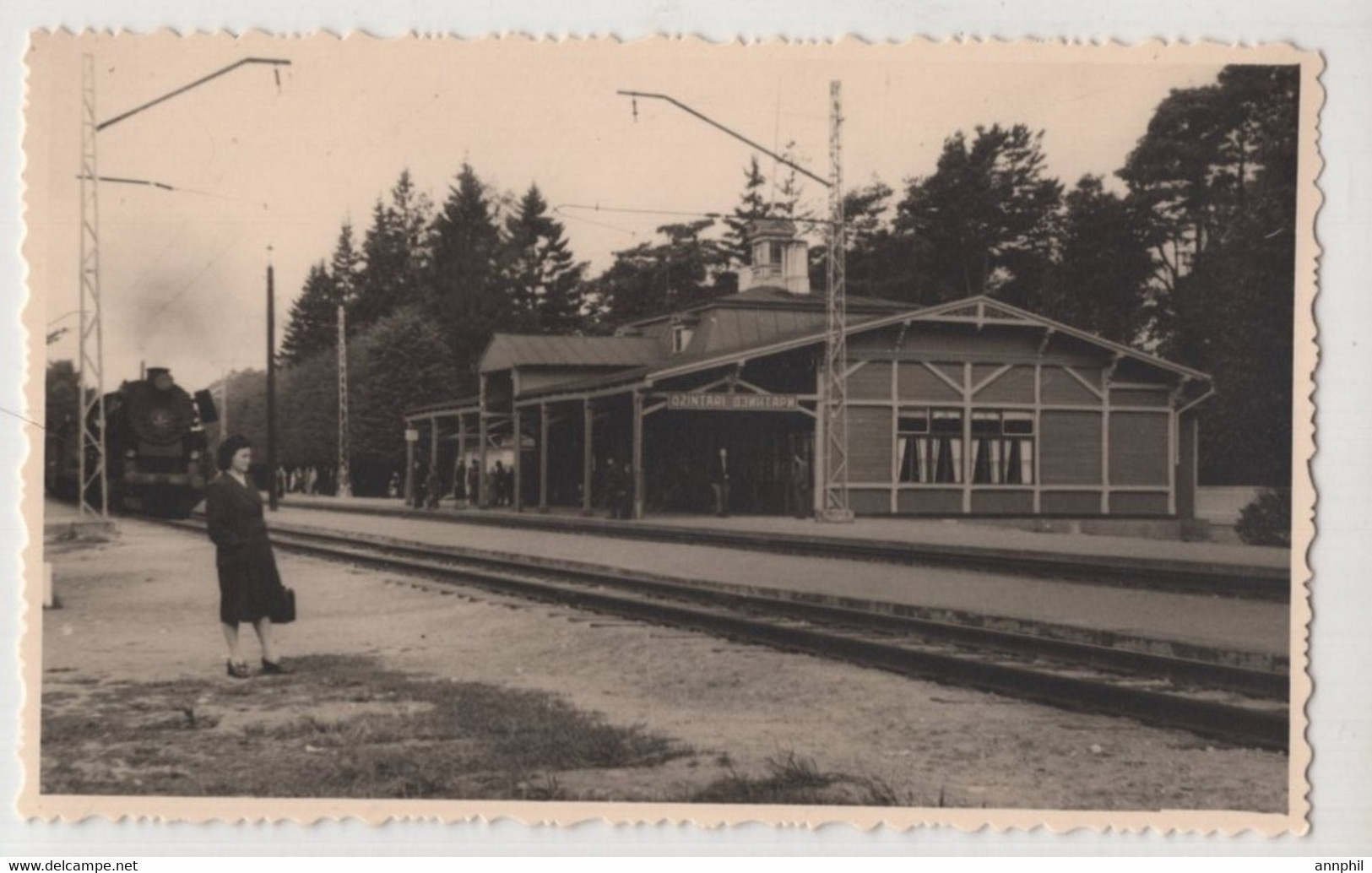 1670 Latvia Railway Station Dzintari Jurmala And Steam Locomotive Late 1940s. Size: 135 X 83 Mm - Lieux