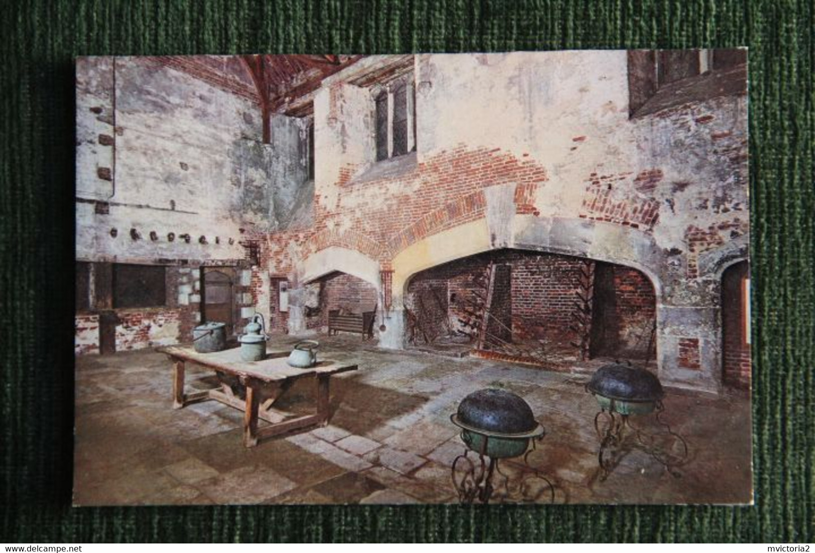 HAMPTON COURT PALACE : HENRI VIII 's Great Kitchen - Middlesex