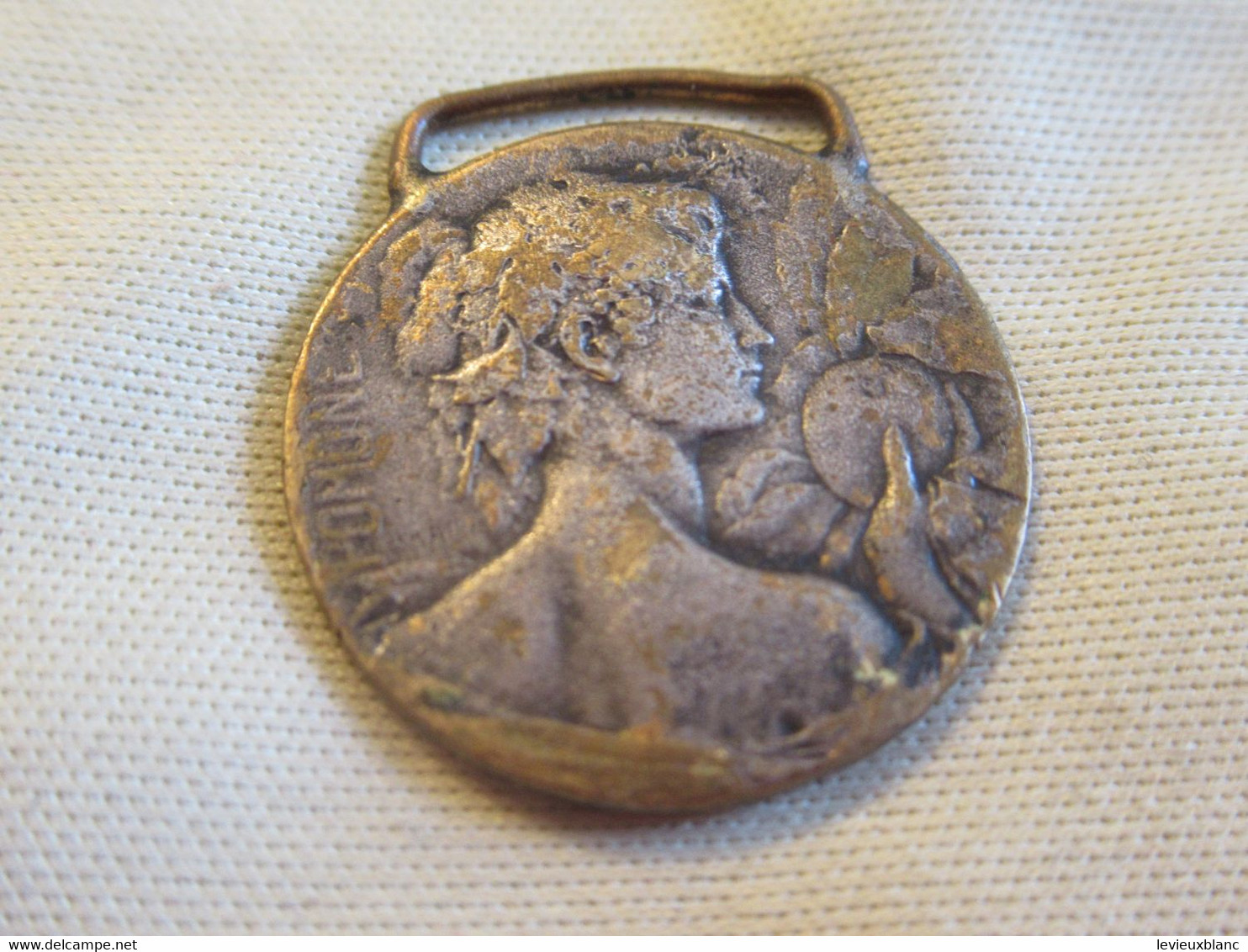 Petite Médaille  Avec Béliere Pour Ruban / Flore & Pomone /Fin XIXéme-début XXème Siècle  BIJ127 - Pendenti