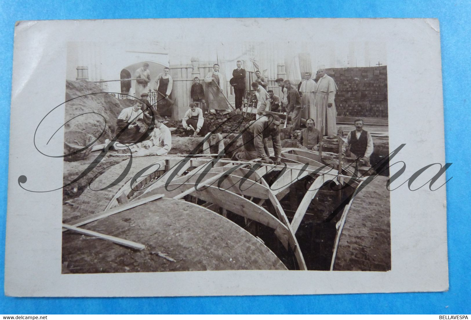 Carte Photo Nieuwbouw Construction De Cave .Keldergewelven Orde Broeders Paters Péres. Adh Kleding Abt Rechtszijdig Foto - Eglises Et Cathédrales