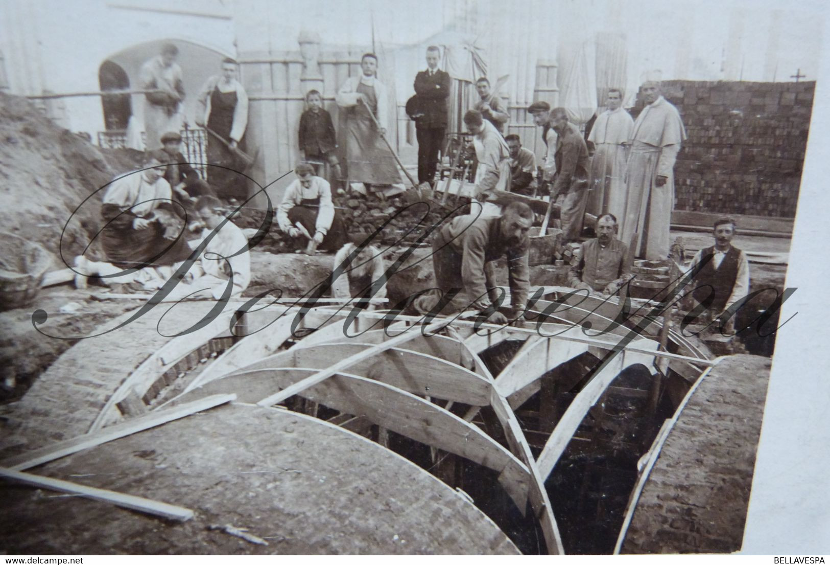 Carte Photo Nieuwbouw Construction De Cave .Keldergewelven Orde Broeders Paters Péres. Adh Kleding Abt Rechtszijdig Foto - Churches & Cathedrals