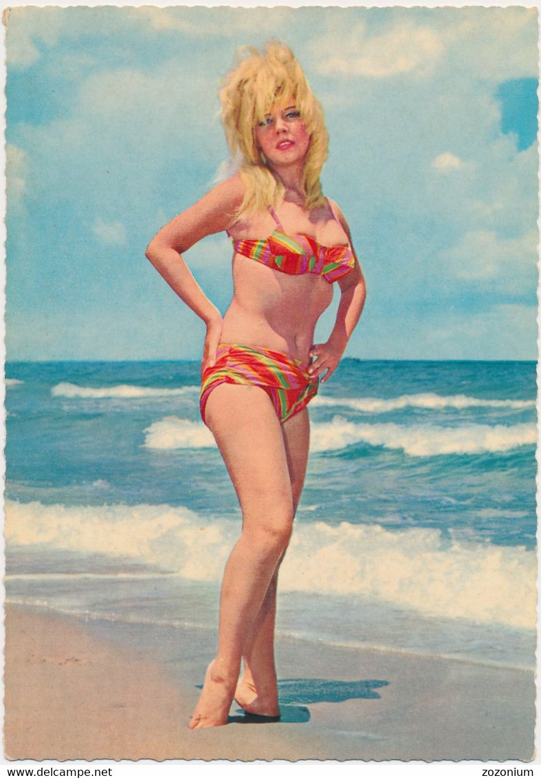 70s SEXY BIKINI  BUSTY GIRL BLONDE WOMAN ON BEACH, EROTIC, PIN UP,  Old Photo Postcard - Pin-Ups