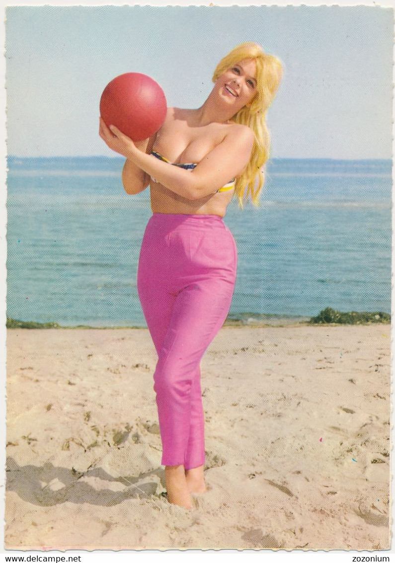 70s SEXY BIKINI  BUSTY GIRL With Ball BLONDE WOMAN ON BEACH, EROTIC, PIN UP,  Old Photo Postcard - Pin-Ups