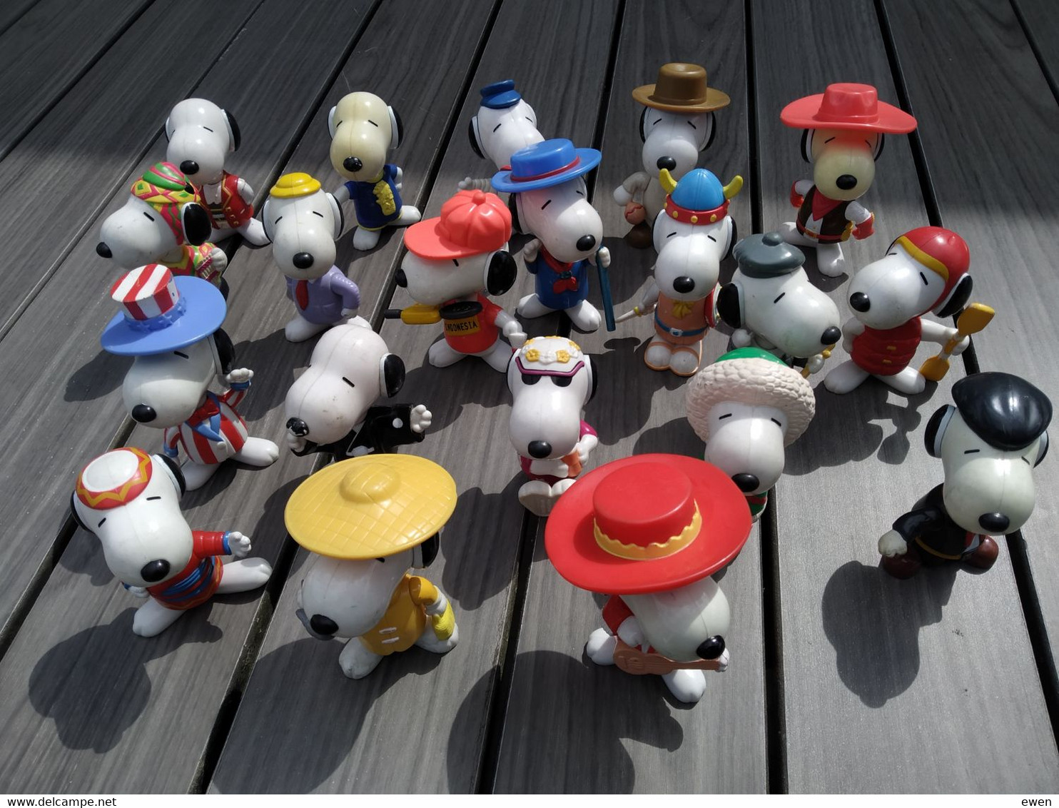 Beau Lot De 20 Snoopy Costumes Du Monde Macdonald 1999. - Snoopy