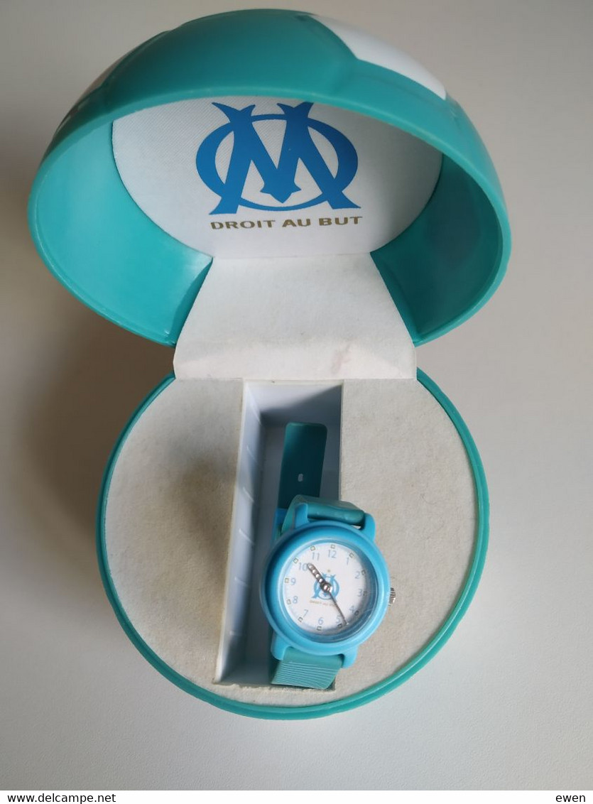 Montre De L'OM Droit Au But Dans Un Coffret En Forme De Ballon - Uniformes Recordatorios & Misc