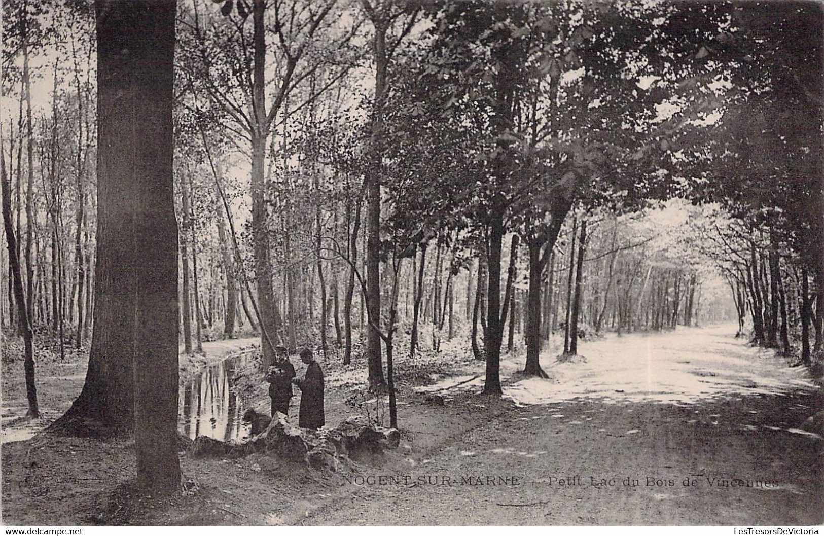 CPA - 94 - NOGENT SUR MARNE - Petit Lac Du Bois De Vincennes - Jeunes Hommes Discutent Sur La Berge Du Lac- Dos Non Divi - Nogent Sur Marne