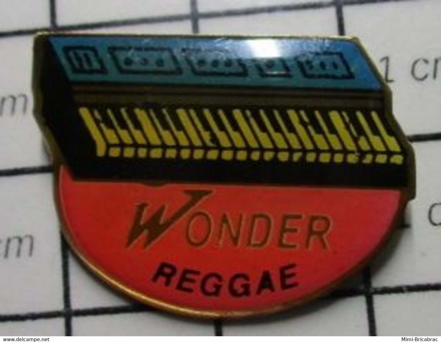 1422 Pin's Pins / Beau Et Rare / THEME : MUSIQUE / ORGUE ELECTRIQUE OU SYNTHE WONDER REGGAE - Musique