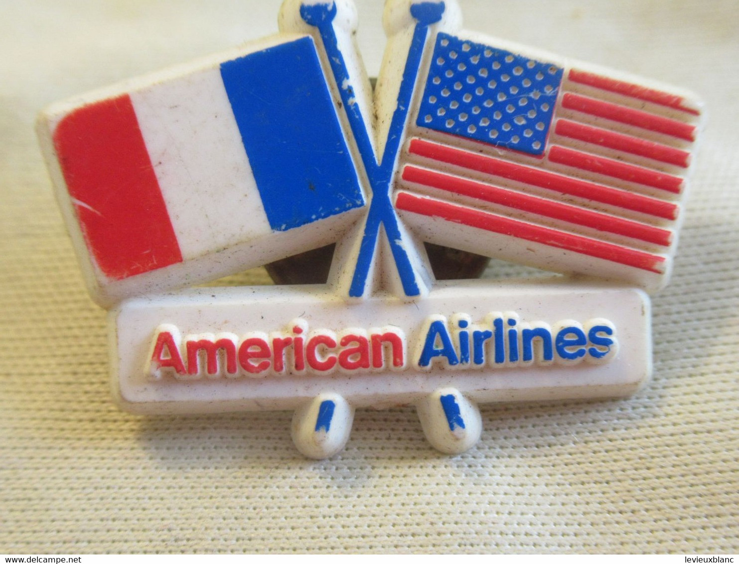 Pin's Aviation / AMERICAN AIRLINES/ Plastique/Compagnie Aérienne/ Drapeaux Français Et Américain/ Vers 1970-80    AV35 - Avions