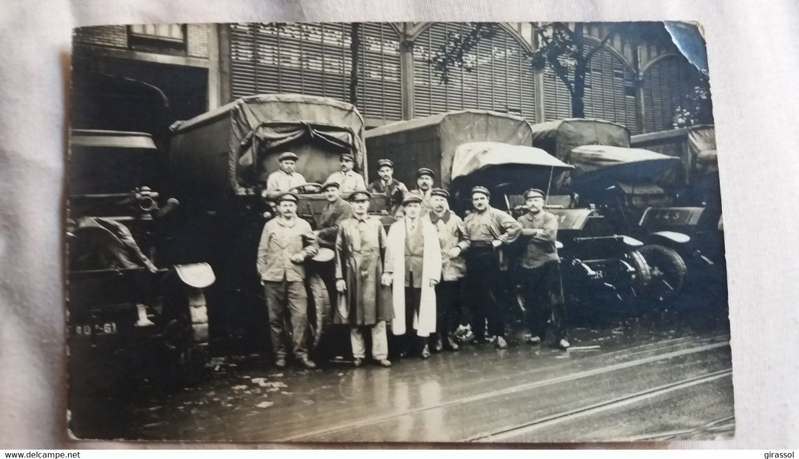 CPA PHOTO PARIS HALLES DE PARIS ?  ANIMATION VEHICULES GENRE CAMIONS D AUTREFOIS ET CONDUCTEURS VENDEURS ? - Halles