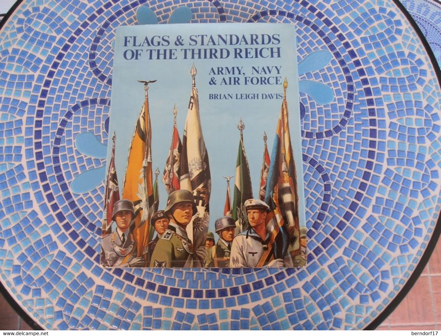 FLAGS & STANDARRDS OF THE THIRDREICH - Brian L. Davis - Inglese
