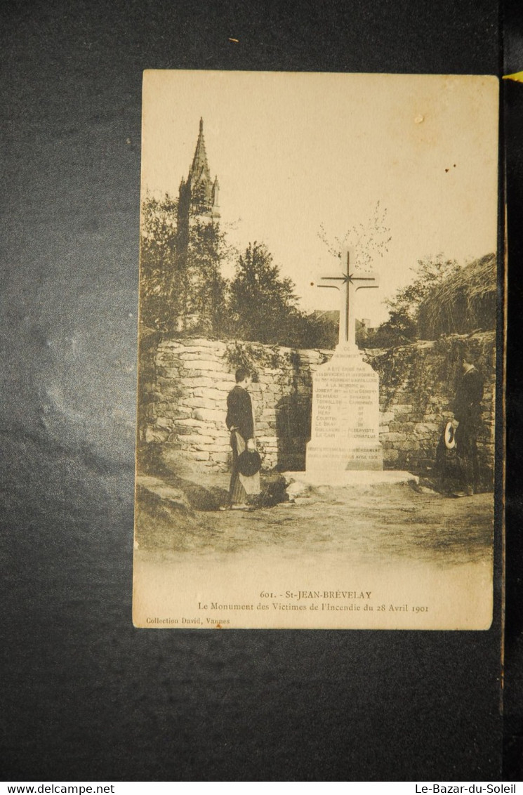 CP, 56,  SAINT JEAN BREVELAY LE MONUMENT DES VICTIMES DE L' INCENDIE DU 28 AVRIL 1901 - Saint Jean Brevelay