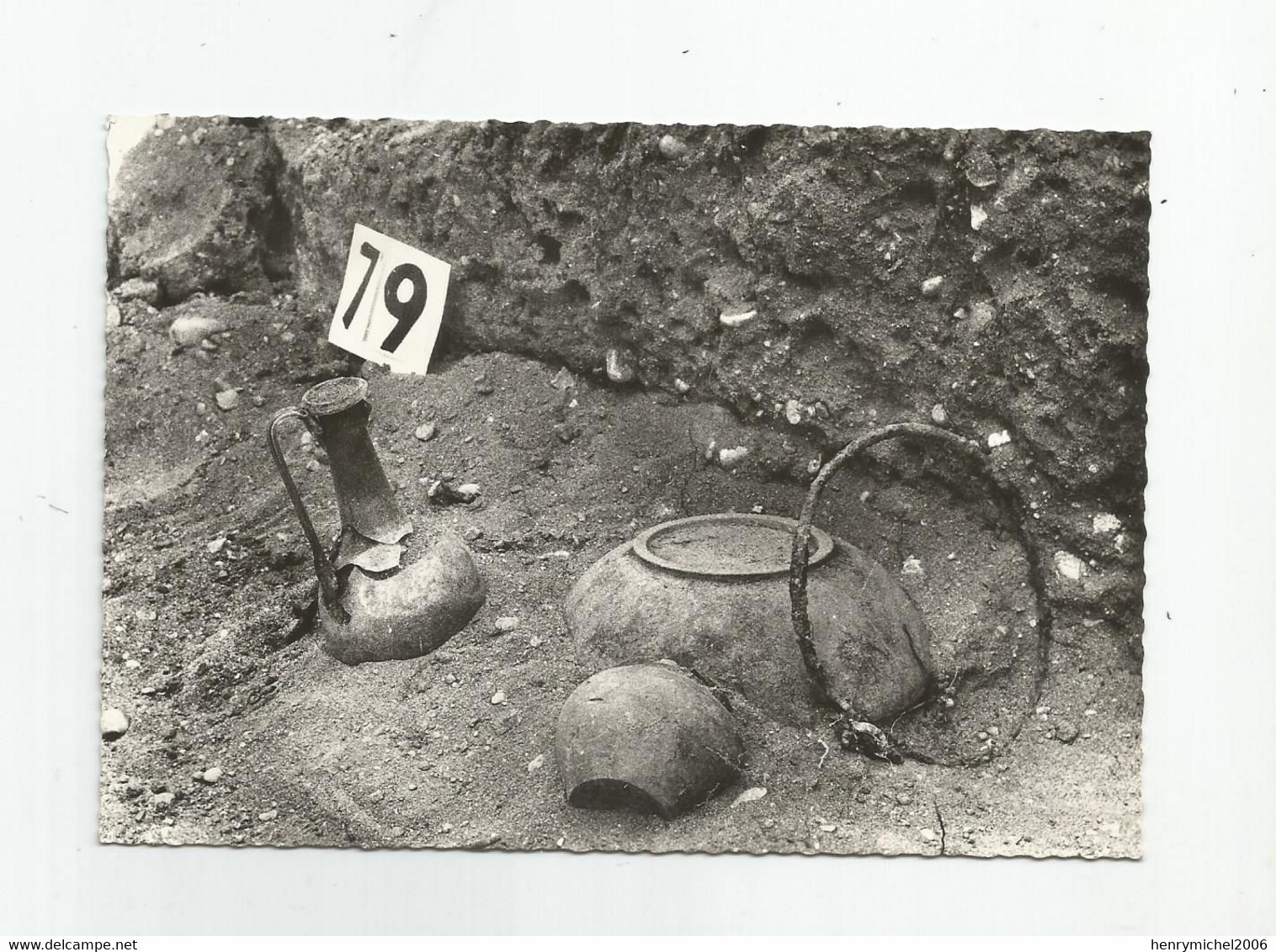 01 Ain Briord Cimetière Gallo Romain Et Barbare Tombe D'enfant 1er Siècle - Non Classés