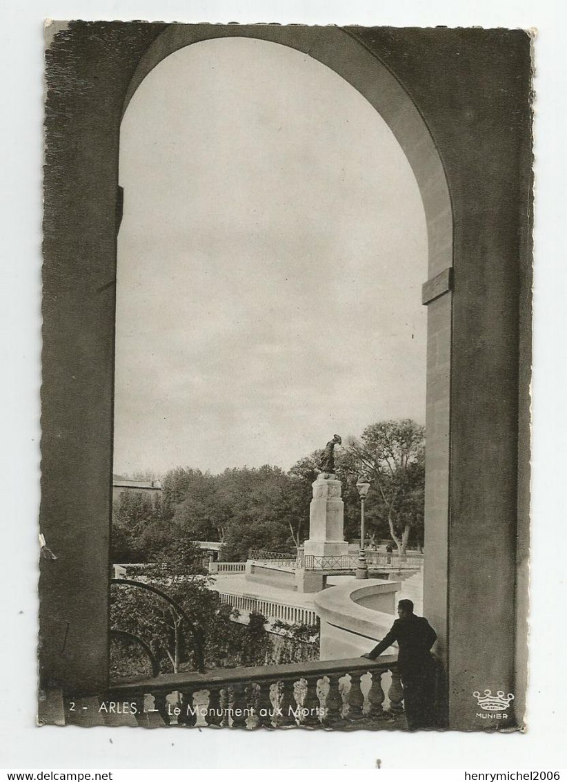 13 Arles Le Monument Aux Morts Ed Deshons Et Volpellière - Arles