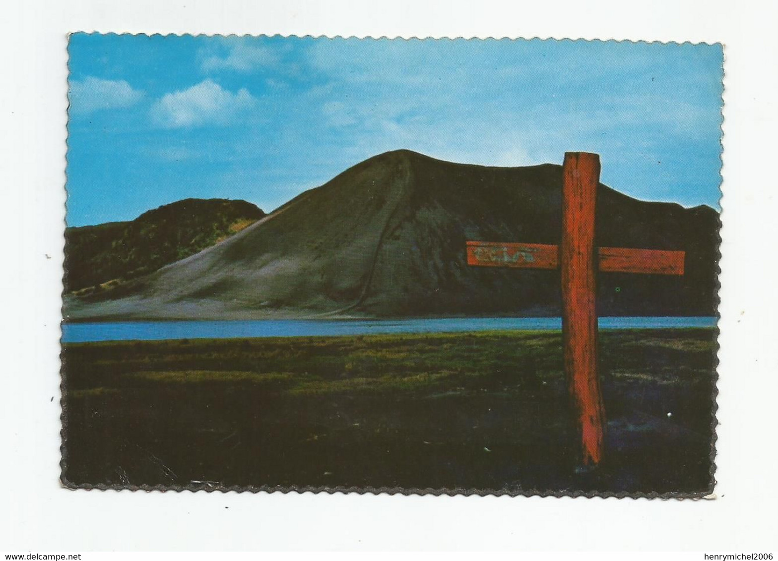 Nouvelles New Hebrides Le Volcan De Tanna Et Croix Rouge De Culte John Frum En 1978 - Vanuatu