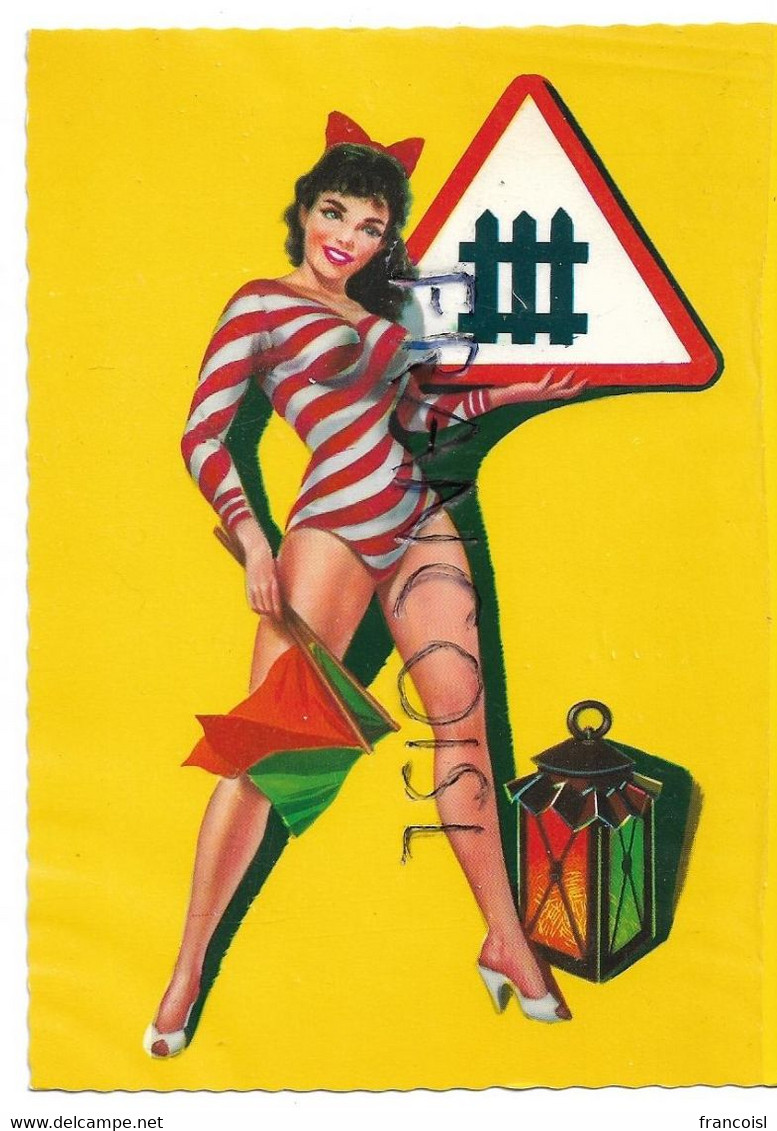 Pin-up Et Code De La Route. Passage à Niveau Gardé Par Une Barrière, Fanal Et Drapeaux - Pin-Ups