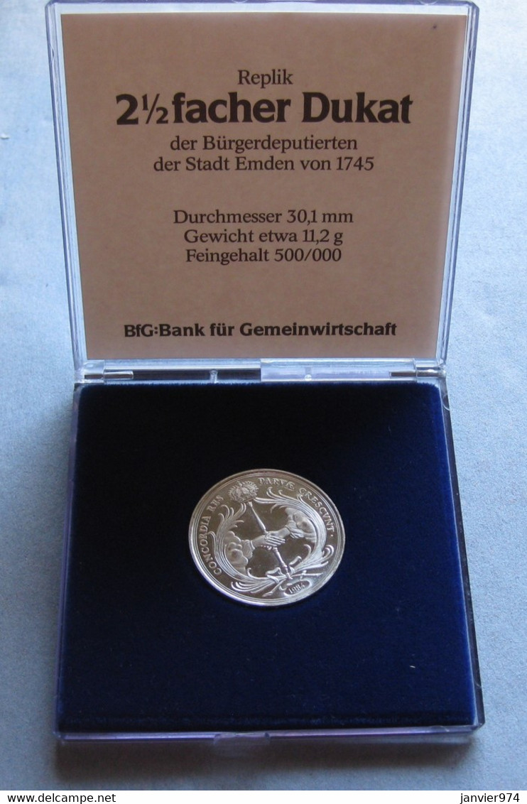 Refrappe En Argent De 1984, 2 1/2 Facher Dukat Stadt Emden 1745 Par BfG Bank FB, Dans Sa Boite, FDC - Taler Et Doppeltaler