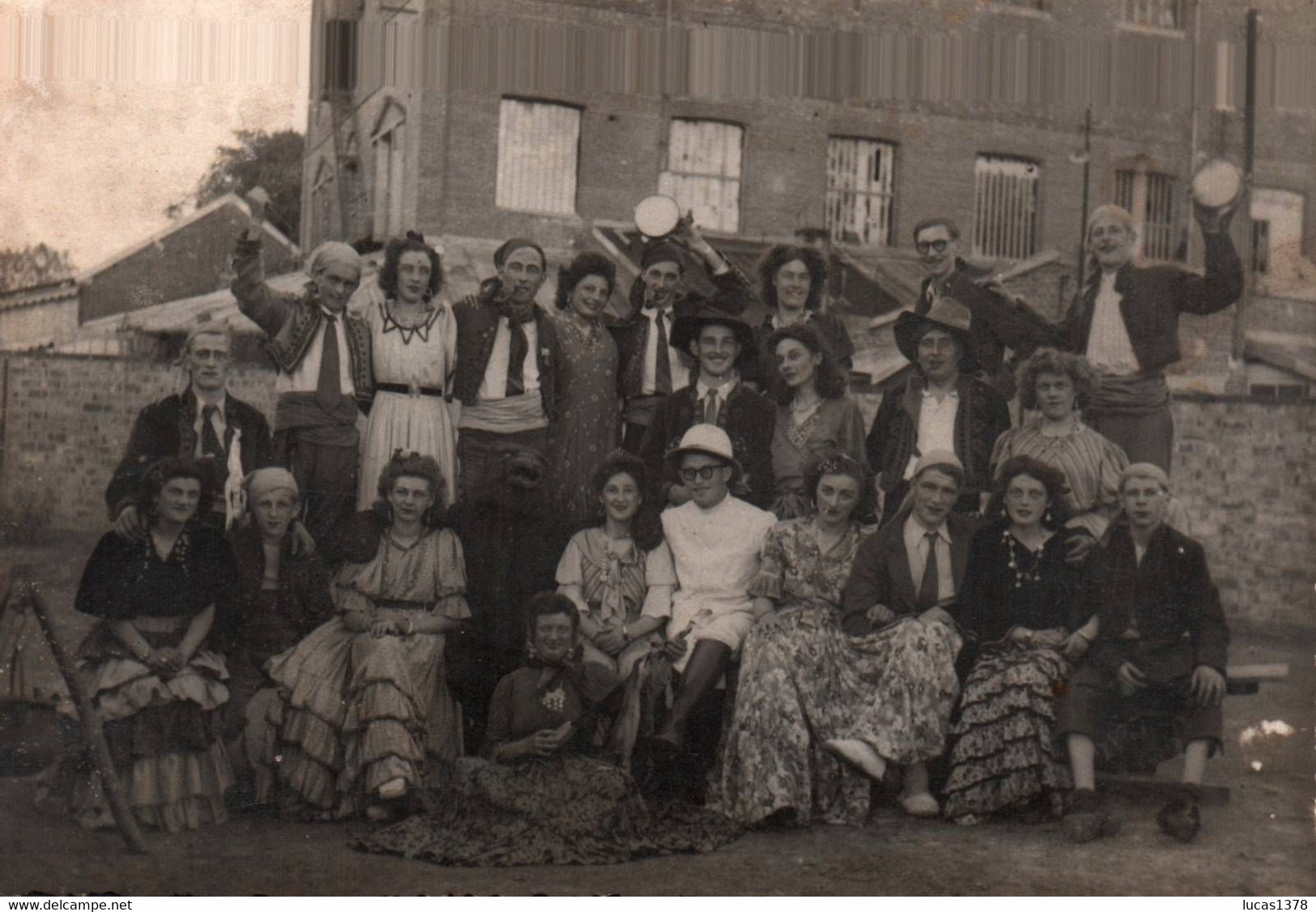 TRES JOLIE CARTE PHOTO / NOMBREUSES PERSONNES DEGUISEES /A VOIR - Carnaval