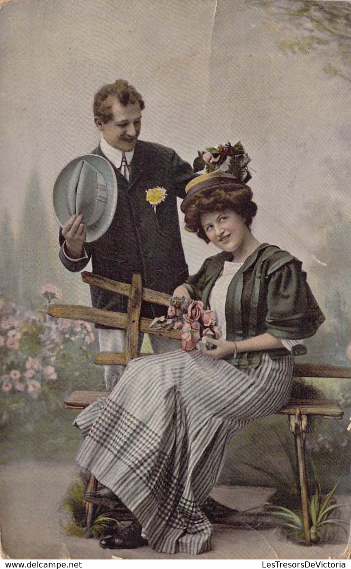 CPA - PHOTOGRAPHIE - COLORISEE - Homme Avec Un Chapeau Et Fleur Jaune En Boutonnière Charmé Par Une Femme Assise - Paare