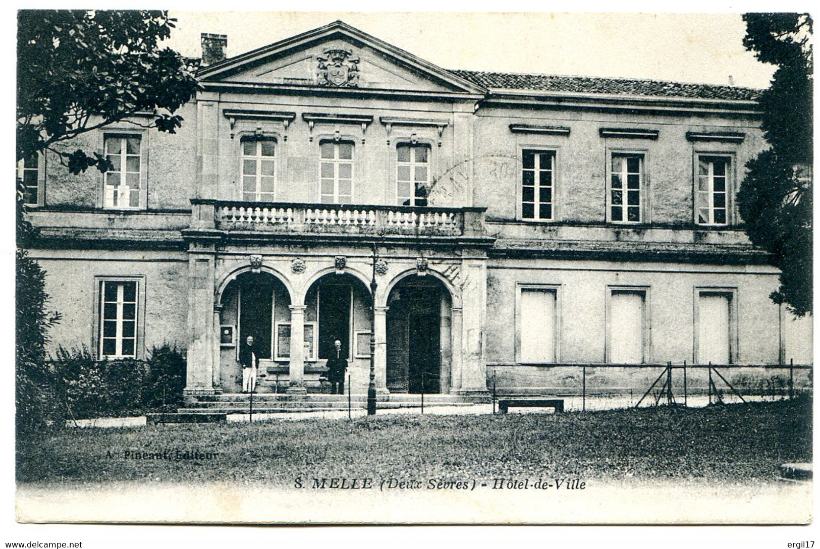 79500 MELLE - Hôtel De Ville - 2 Personnes Sous La Galerie - Postée En 1925 - Melle