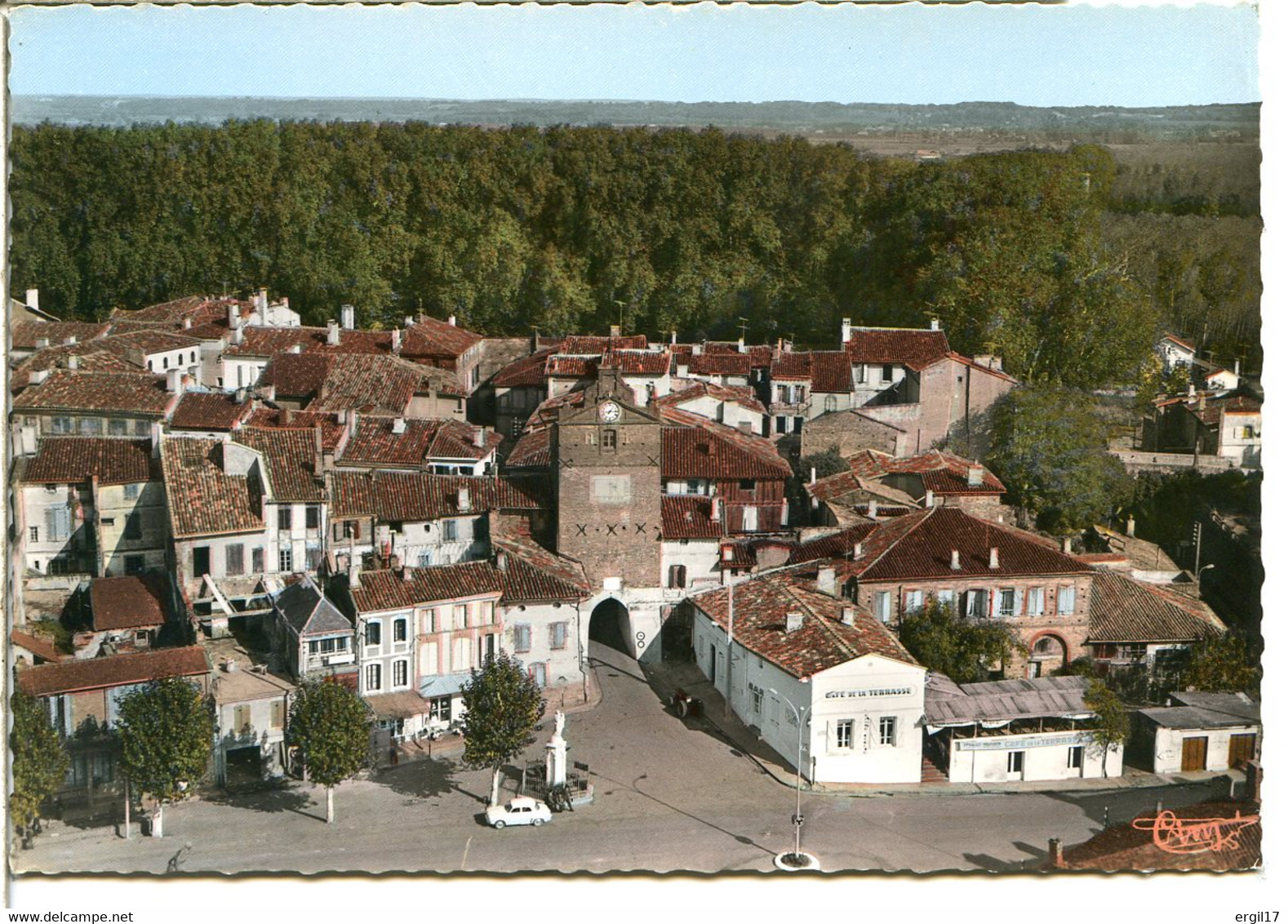 82600 VERDUN-SUR-GARONNE - Photographie Véritable Aérienne - L'horloge Et Le Café De La Terrasse - Verdun Sur Garonne