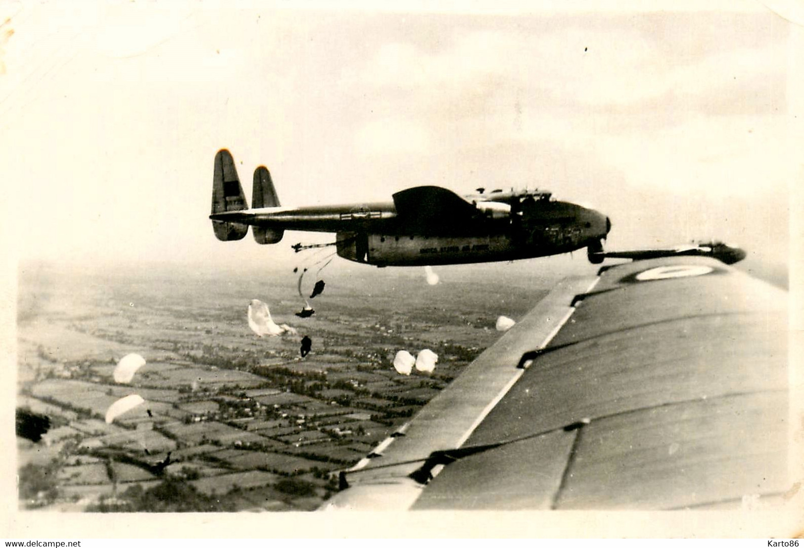 Parachutisme * Carte Photo Aviation * Avion Militaire Parachutiste - Parachutespringen