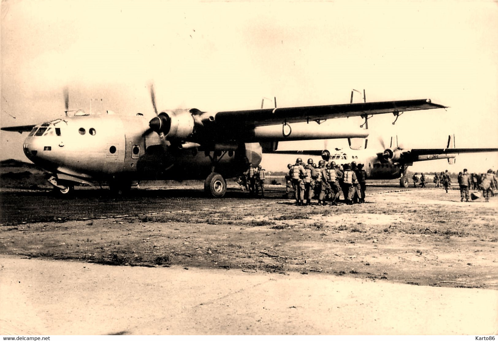 Pau * Carte Photo * Parachutisme * Carte Photo Aviation * Avion Militaire Parachutiste - Parachutespringen