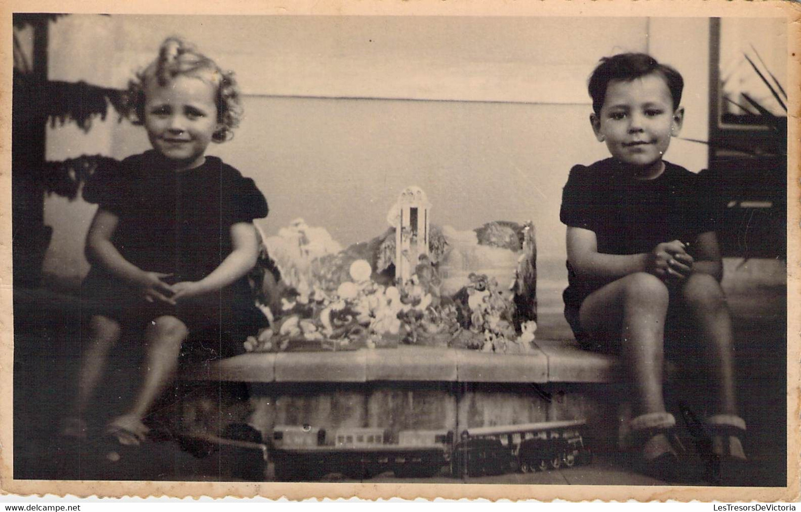 CPA - ENFANT - PHOTOGRAPHIE - Une Petite Fille Et Un Petit Garçon Assis à Côté D'une Maquette Et D'un Train électrique - Groupes D'enfants & Familles