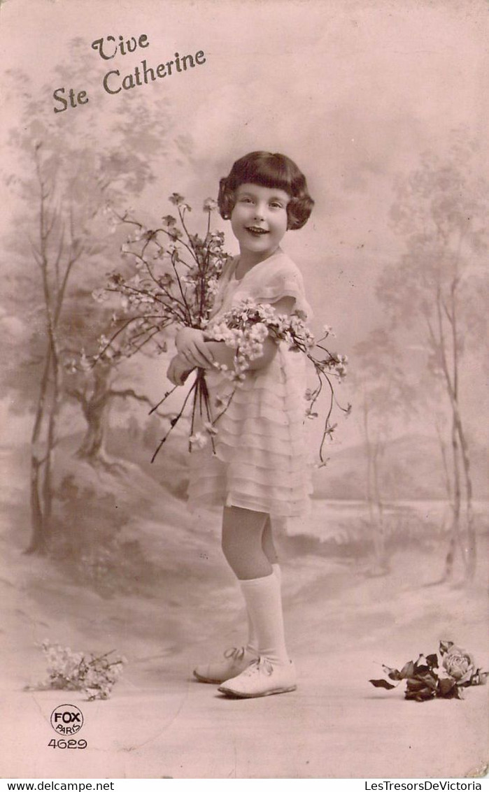 CPA - FANTAISIE - Vive Ste Catherine - Petite Fille Souriante En Robe Tient Des Fleurs Dans Ses Bras - Sint Catharina