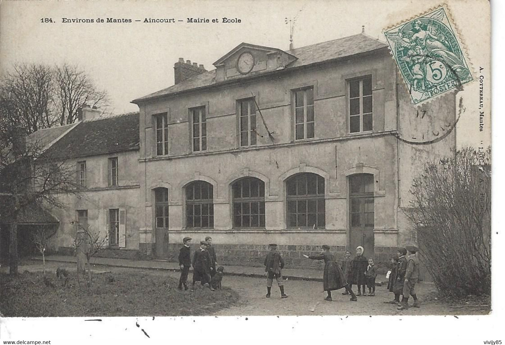 95 - AINCOURT - ( Environs De MANTES ) - T.Belle Vue Animée De La Mairie Et Ecole - Aincourt