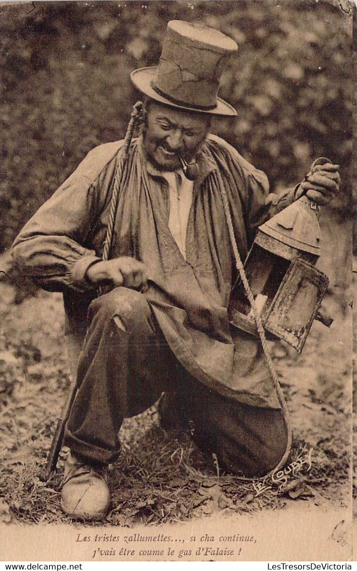 CPA - FANTAISIE - Homme En Costume D'époque Normand Fume La Pipe - Chapeau Haut - Uomini