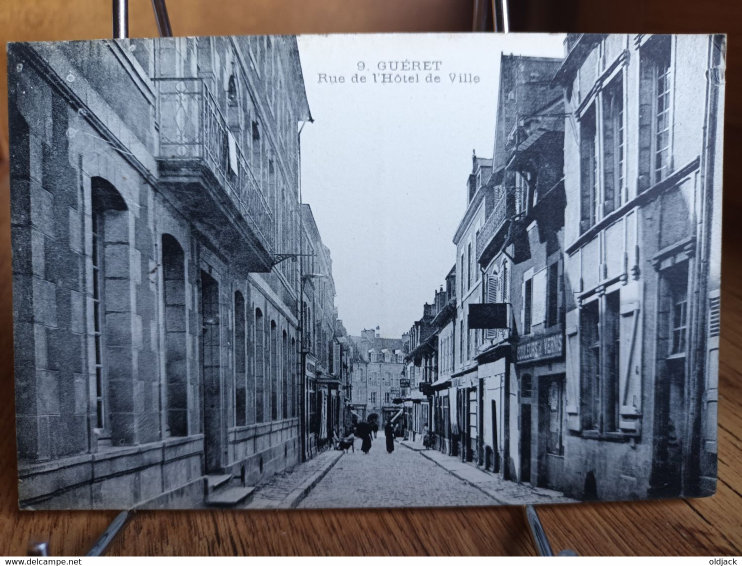 CPA  -  GUERET - Rue De L'hôtel De Ville  (1917).animée , Magasins... .(S28-22) - Guéret