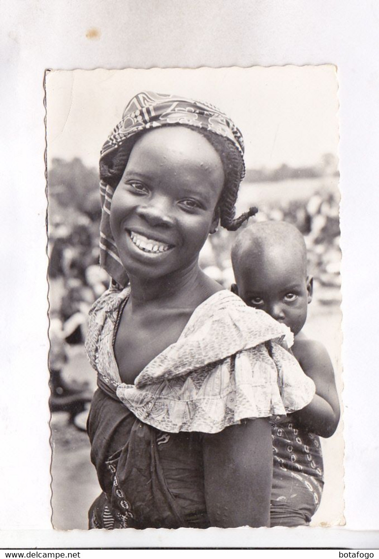 CPA PHOTO  DAHOMEY, JEUNE MAMAN ET SON BEBE  En 1967! (voir Timbre) - Dahomey