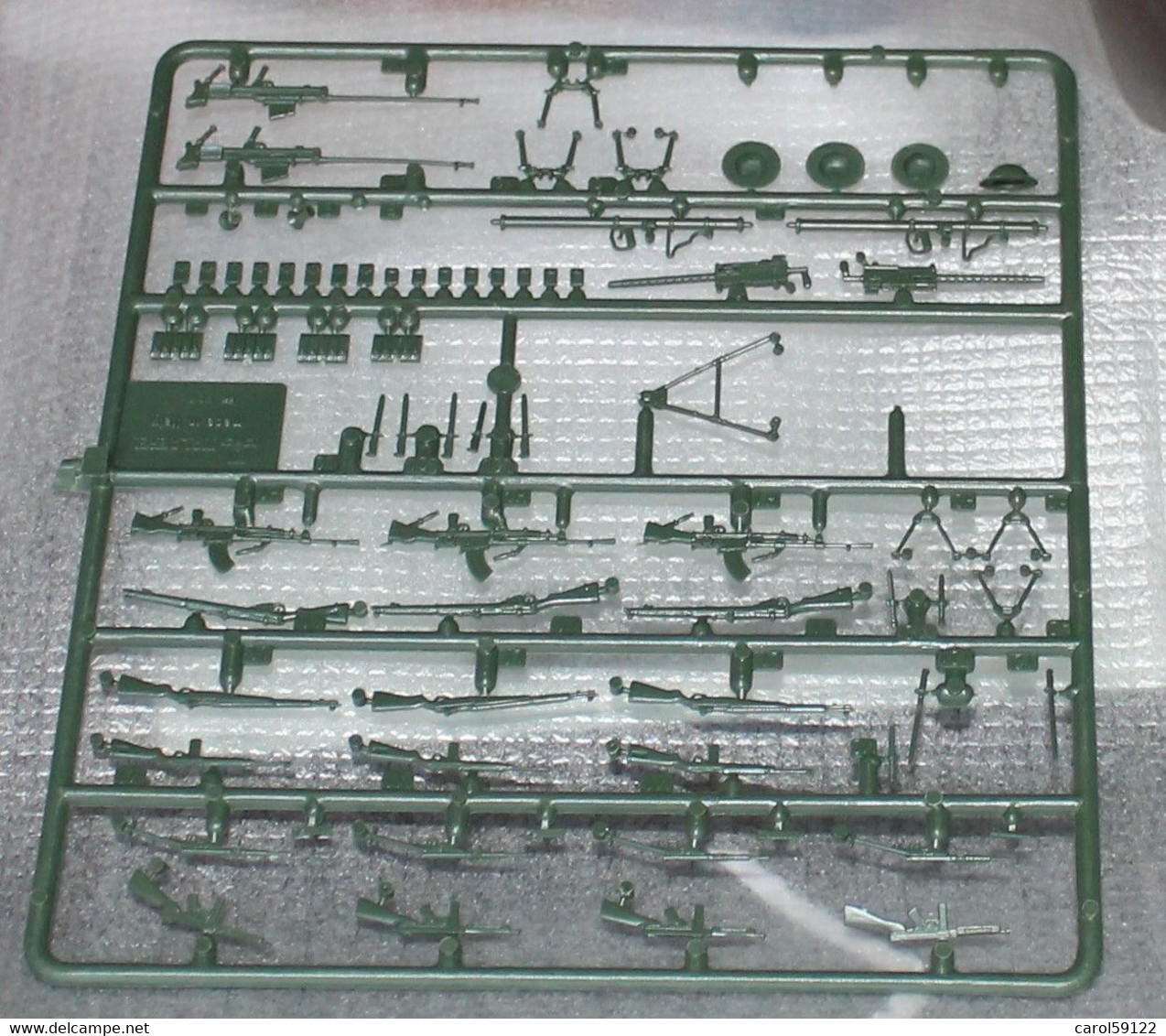 LOT DE GRAPPES ARMEMENT ET EQUIPEMENTS - Armee