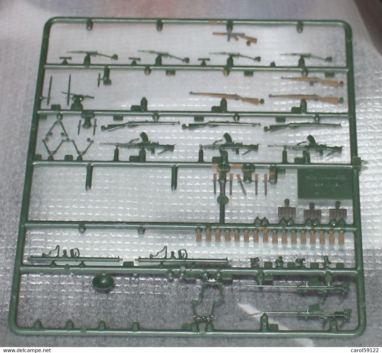 LOT DE GRAPPES ARMEMENT ET EQUIPEMENTS - Army