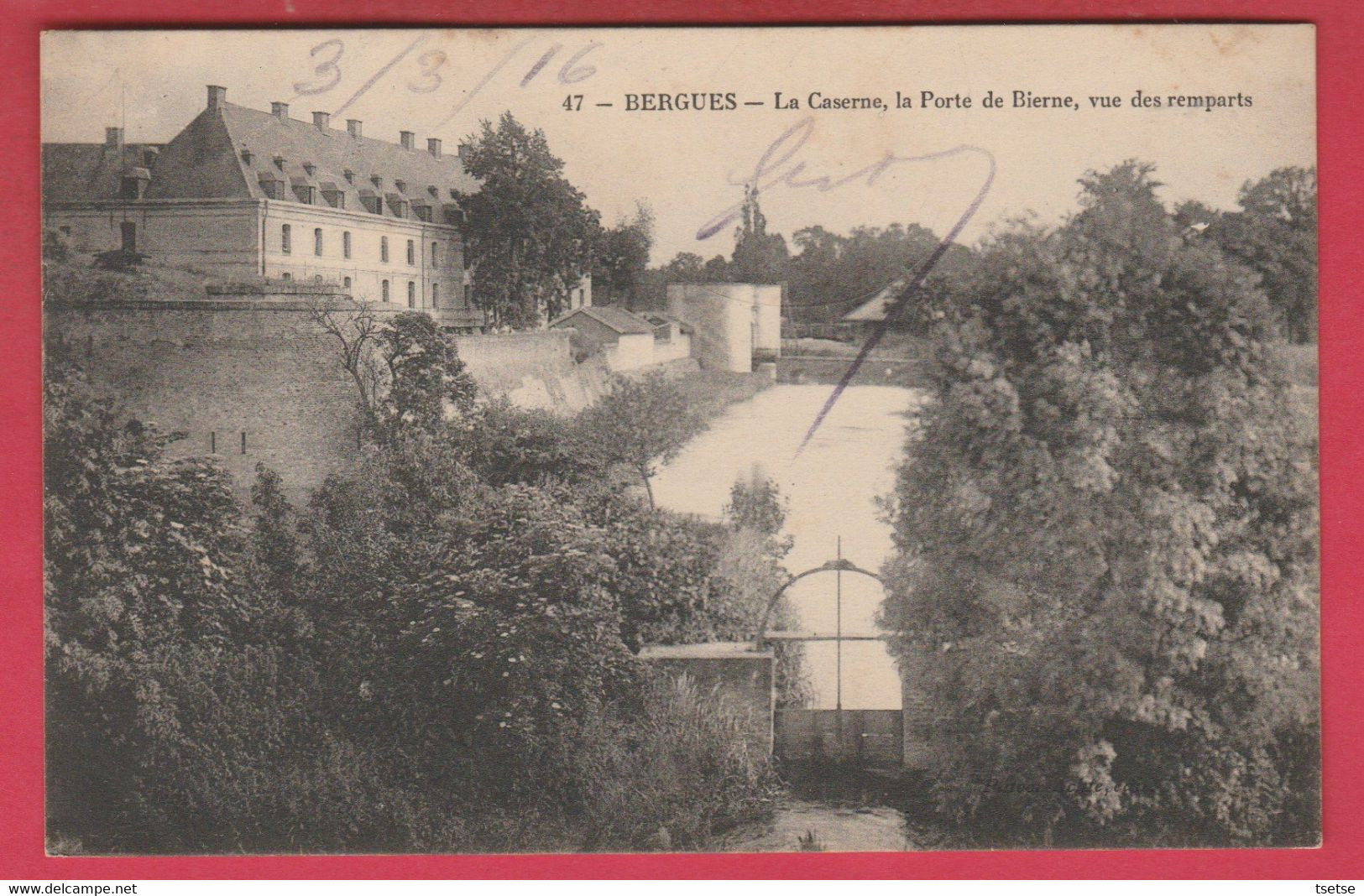 Bergues - La Caserne , La Porte De Bierne, Vue Des Remparts - 1916 ( Voir Verso ) - Bergues