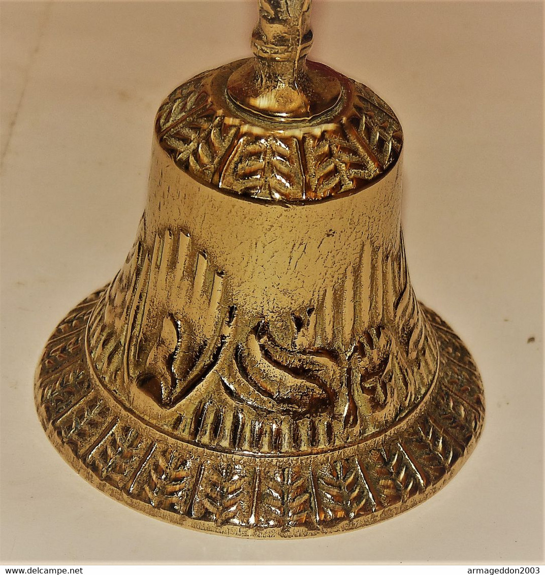 ANCIENNE CLOCHE EN LAITON CISELE MANCHE MILITAIRE POILU AU GARDE A VOUS FUSIL TB - Campanas