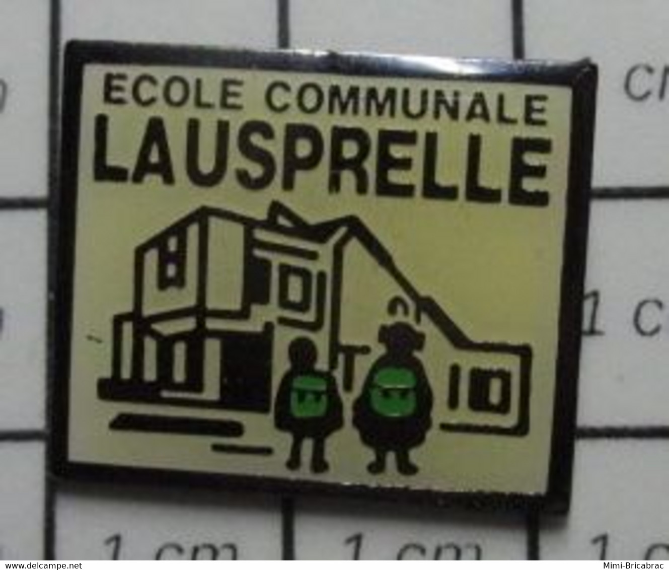 1316b Pin's Pins / Beau Et Rare / THEME : ADMINISTRATIONS / ECOLE COMMUNALE LAUSPRELLE Village D'Acoz, (des Garçons) - Administrations