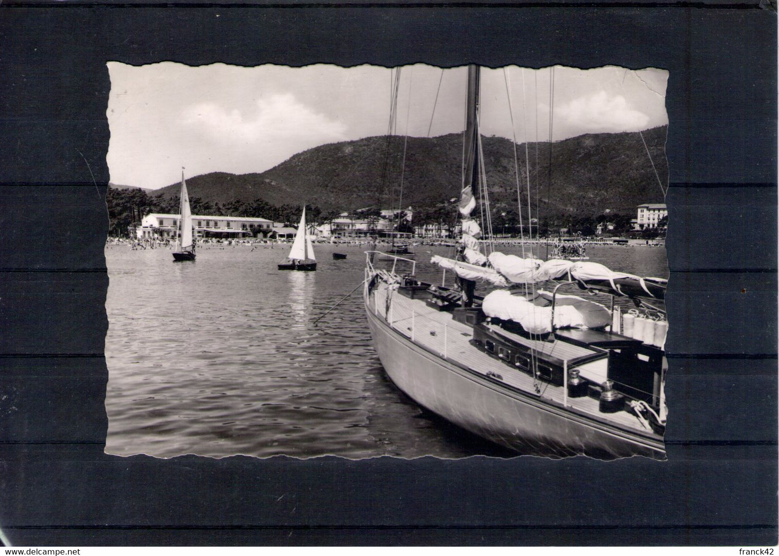 83. Cavalaire Sur Mer. Un Coin Du Port Et La Plage. Cpsm Grand Format - Cavalaire-sur-Mer